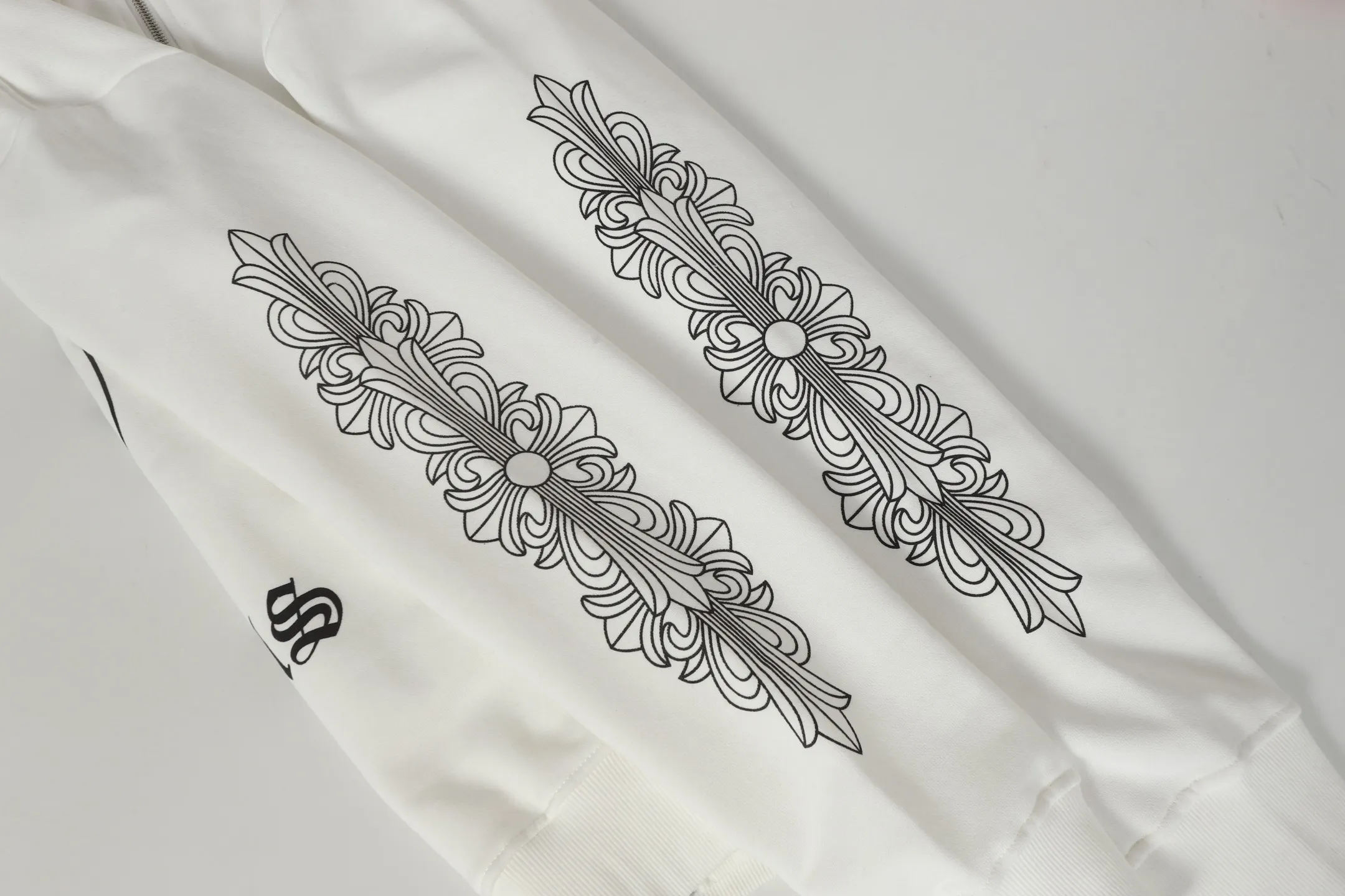 P240 Cross-border model, please do not place an order if you are pursuing quality -Chrome Hearts/Chrome Hearts 25ss Hong Kong Limited Scroll Horseshoe Print Zipper Sweater Cardigan Jacket -High weight, high density and high quality. The wool is soft, delicate and skin-friendly. It feels soft and silky. It has excellent warmth and skin-friendly properties. -Size: S M L XL